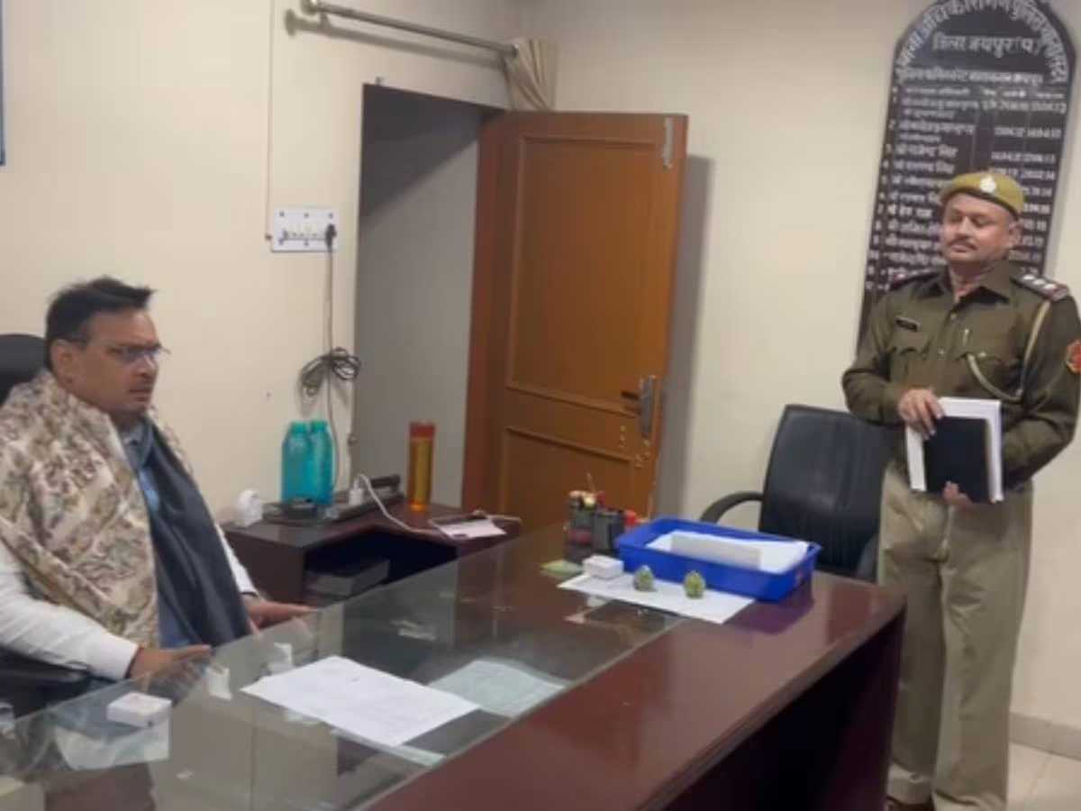 राजस्थान के सीएम आधी रात को अचानक थाने पहुंचे